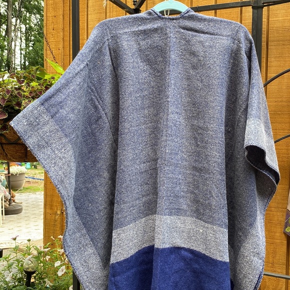 Jack & Missy Woven Cape - Picture 5 of 11